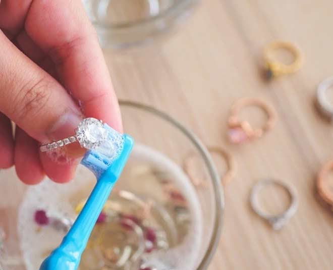 sparkling water cleans jewellery