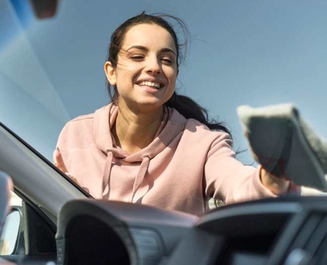 sparkling water cleans windscreen