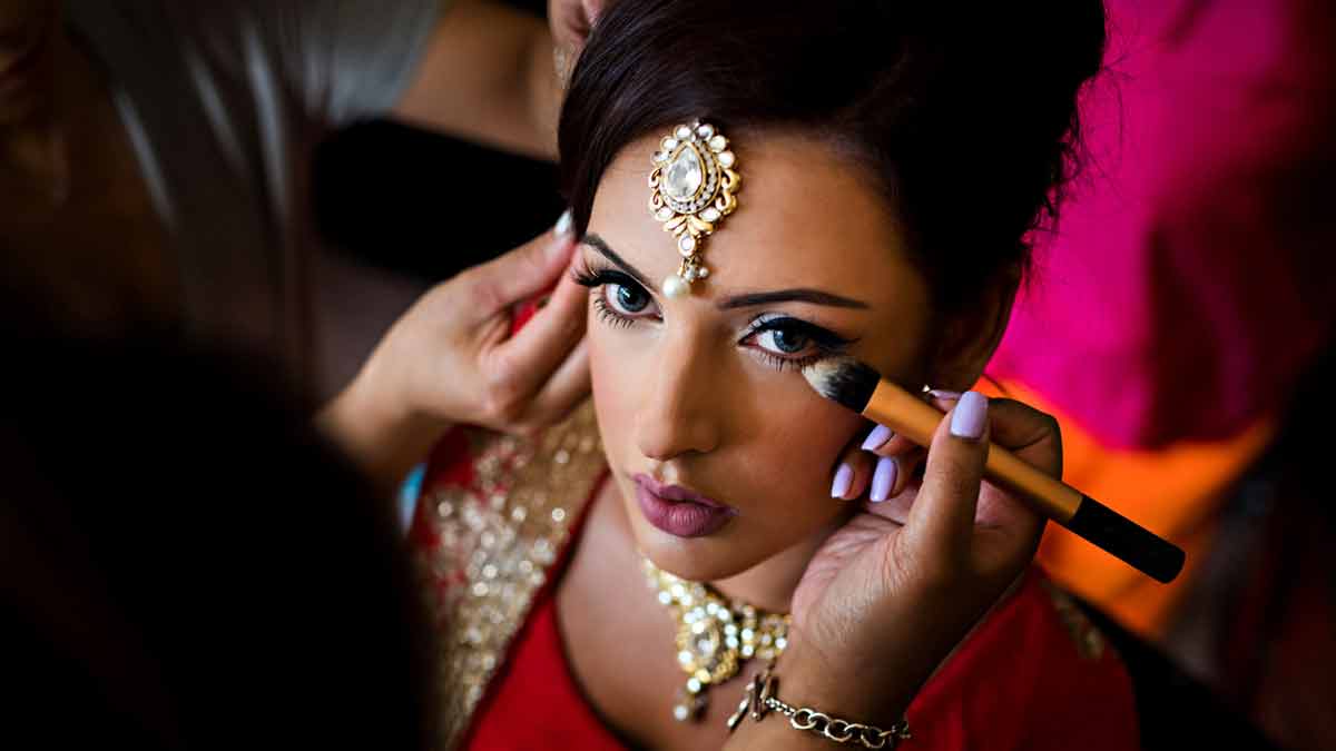 10 make-up tricks by professional makeup artist in delhi