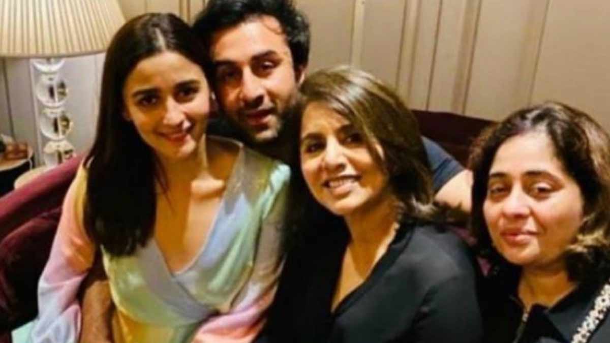 क्यूट मोमेंट्स alia and neetu kapoor bonding