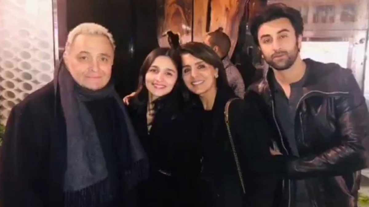 परफेक्ट फैमिली alia and neetu kapoor cute photos ()