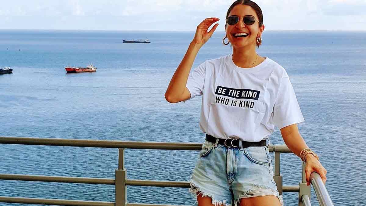 Anushka Sharma: Anushka Sharma has given us yet another chic way to style  those baggy ripped jeans! 