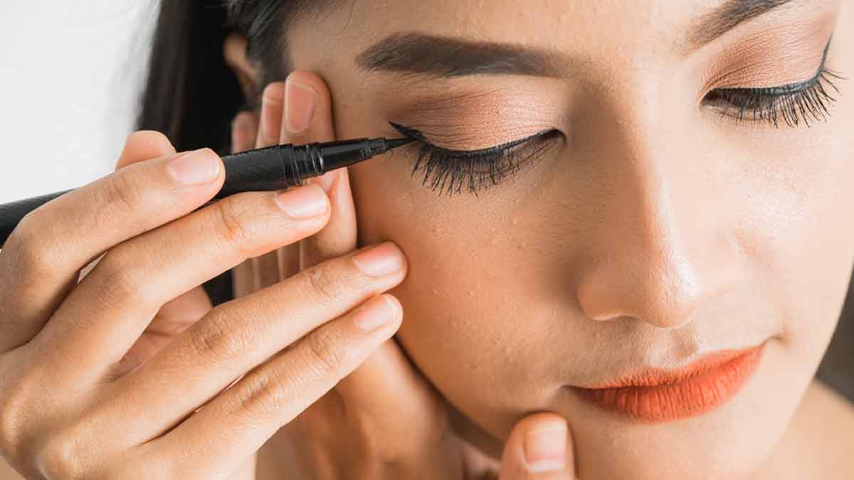 apply  eyeliner  step  by  step