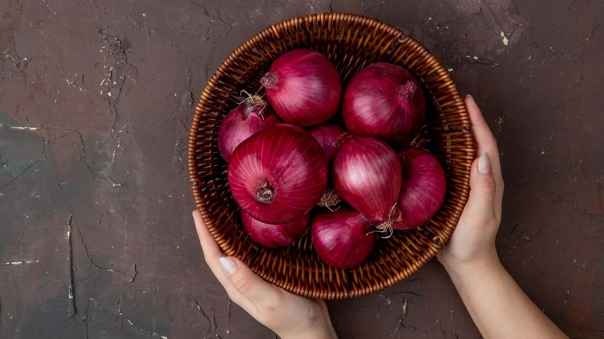 Nourishing Benefits Of Using Red Onion Hair Oil | HerZindagi