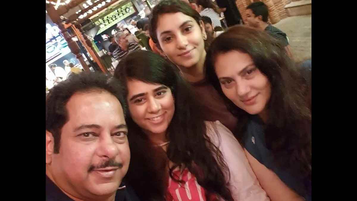 dipika  chikhlia  husband  and  daughters pics