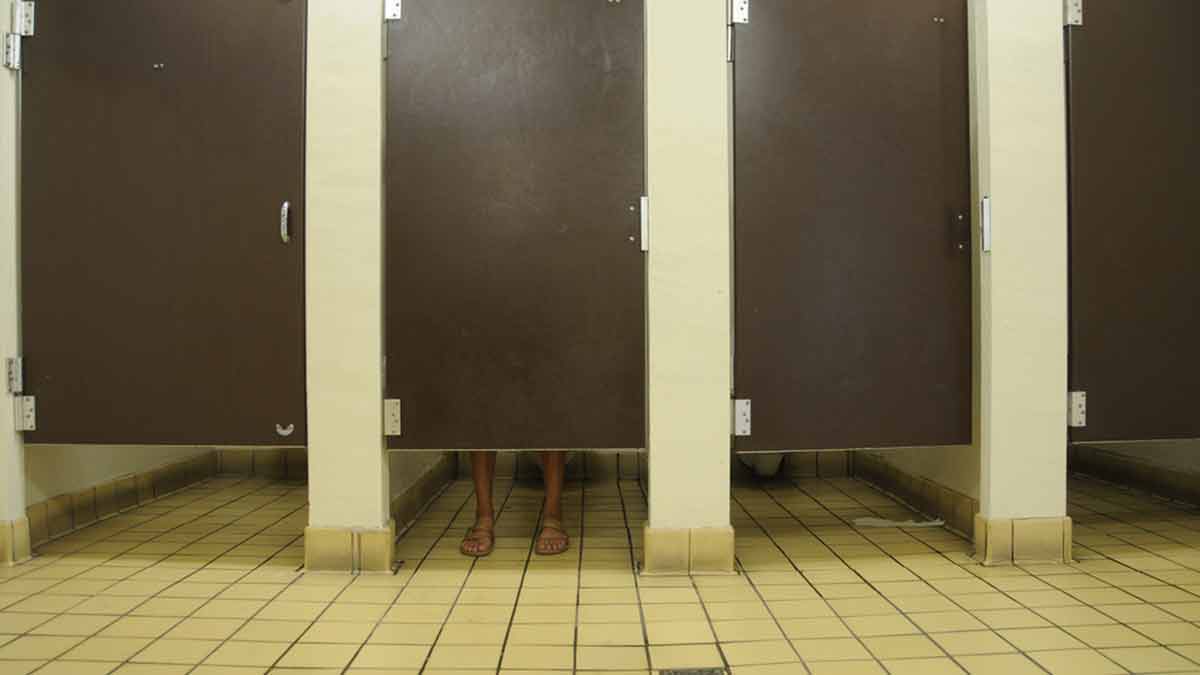 Why Do Public Bathroom Doors Have Gaps पब्लिक टॉयलेट में कभी न करें ये