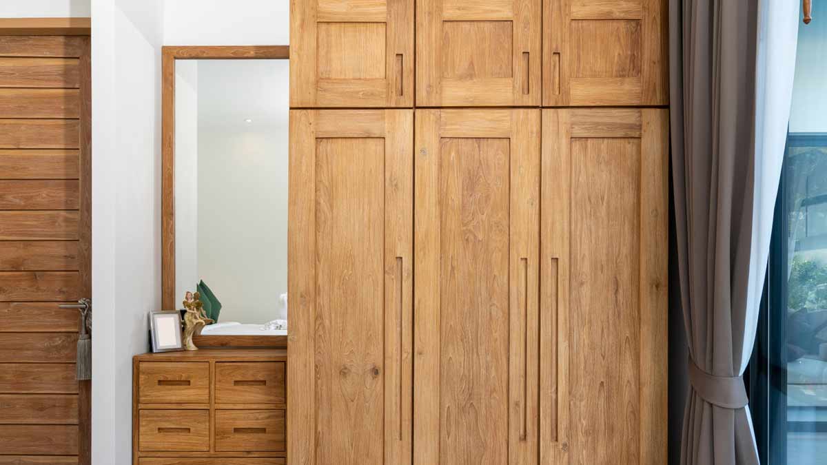 heavy almirah in ishan kon