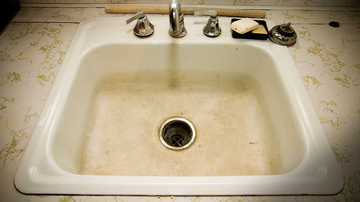 how to clean soap scum from wash basin in hindi