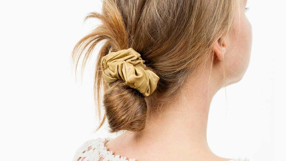 how to style my hair using a scrunchie