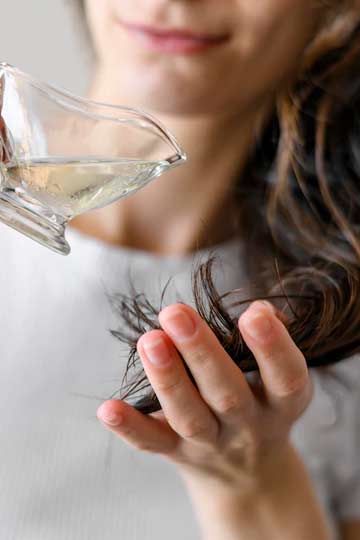 बालों में सीरम लगाने के फायदे और सही तरीका - Benefits Of Hair Serum & –  SkinKraft