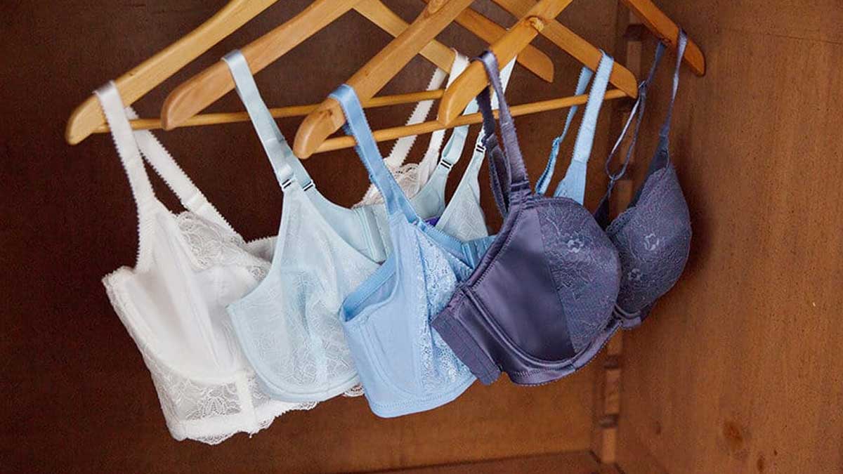 Bra hack Have you tried this before ? -#fashionhack #brahack #stylingtips  #fashionnlogger  Bra hack —- I see most ladies when they put on sleeveless  their bras are exposed and it doesn't