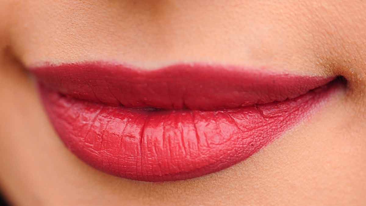 5 Tips To Prevent Your Lipstick From Bleeding HerZindagi