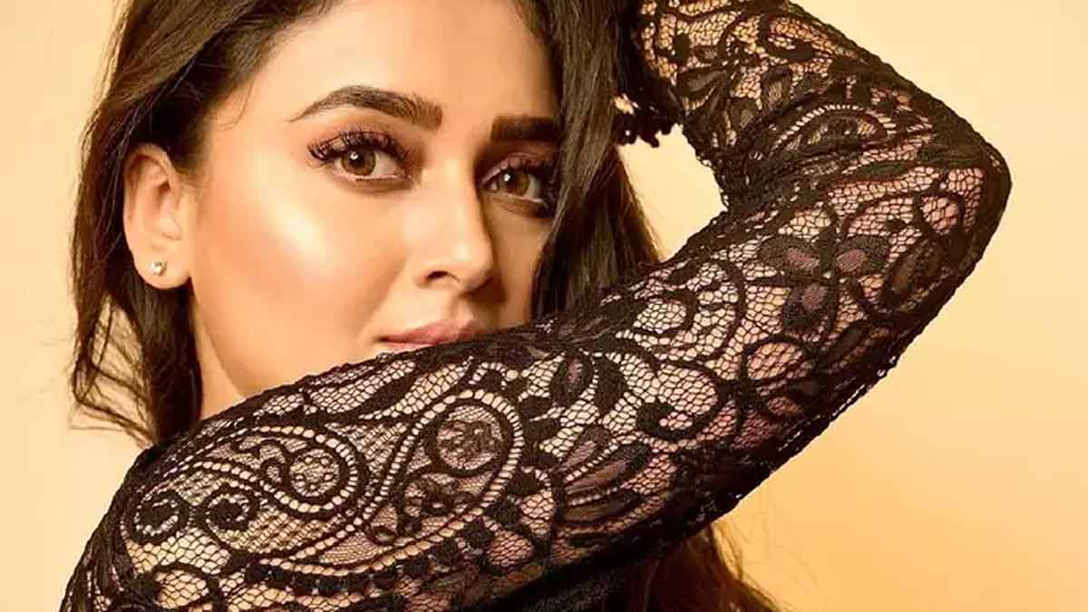 तेजस्वी प्रकाश tejasvi prakash education