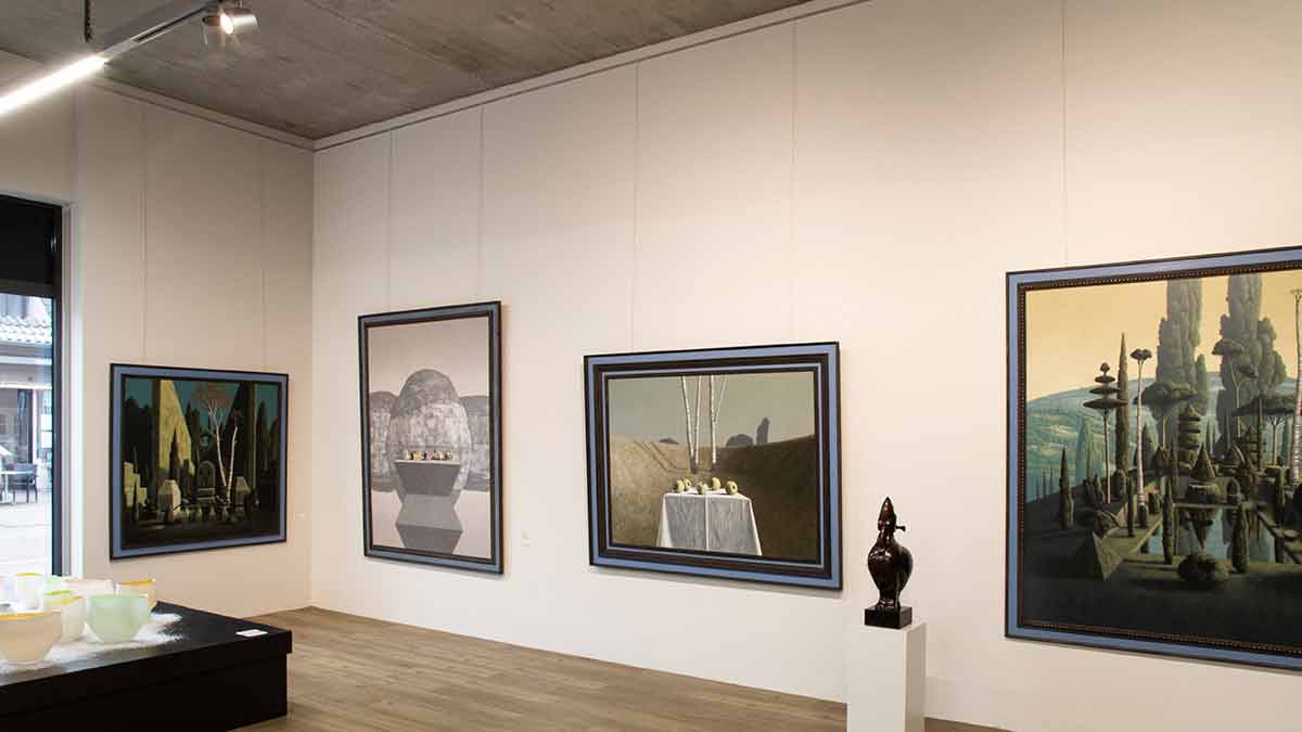 tips to hang heavy picture frame on wall inside 