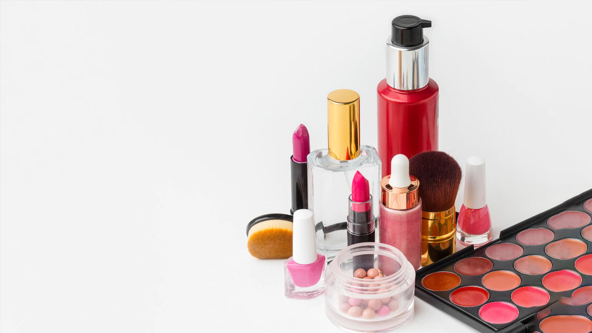 How To Take Care Of Your Makeup Products मेकअप प्रोडक्ट की सफाई कैसे