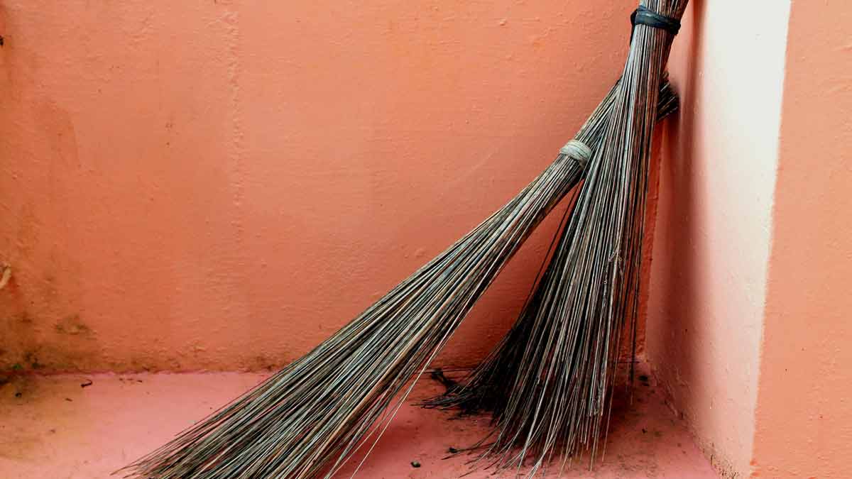 broom vastu tips for money