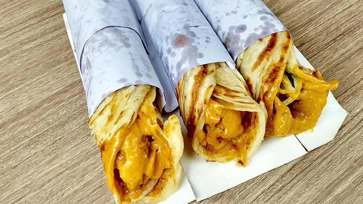दिल्ली की बड़ी काली बाड़ी जो चितरंजन पार्क में है वो कई स्ट्रीट फूड के लिए फेमस है। यहां मिलने वाले रोल्स का नाम तो आपको पता ही होगा? cr park kathi rolls