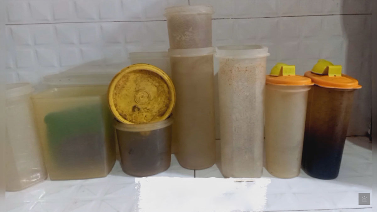 How do You Clean Kitchen Containers। प्लास्टिक के डिब्बों की सफाई ...