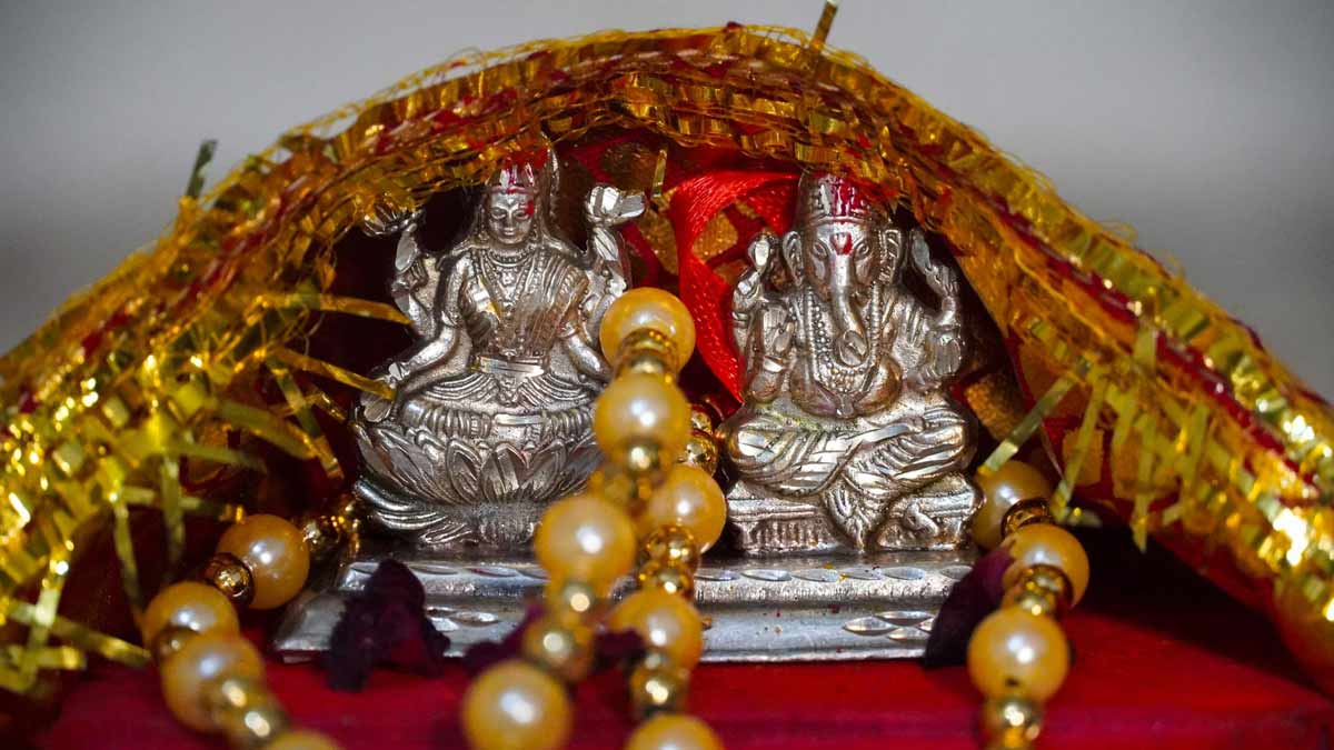 How To Clean Silver At Home | भगवान की मूर्ति को कैसे साफ करें | Silver  Puja Ki Thali Kaise Saaf Karen