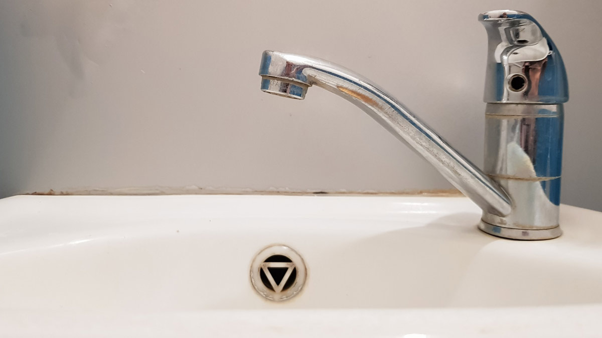 how to clean wash basin easily