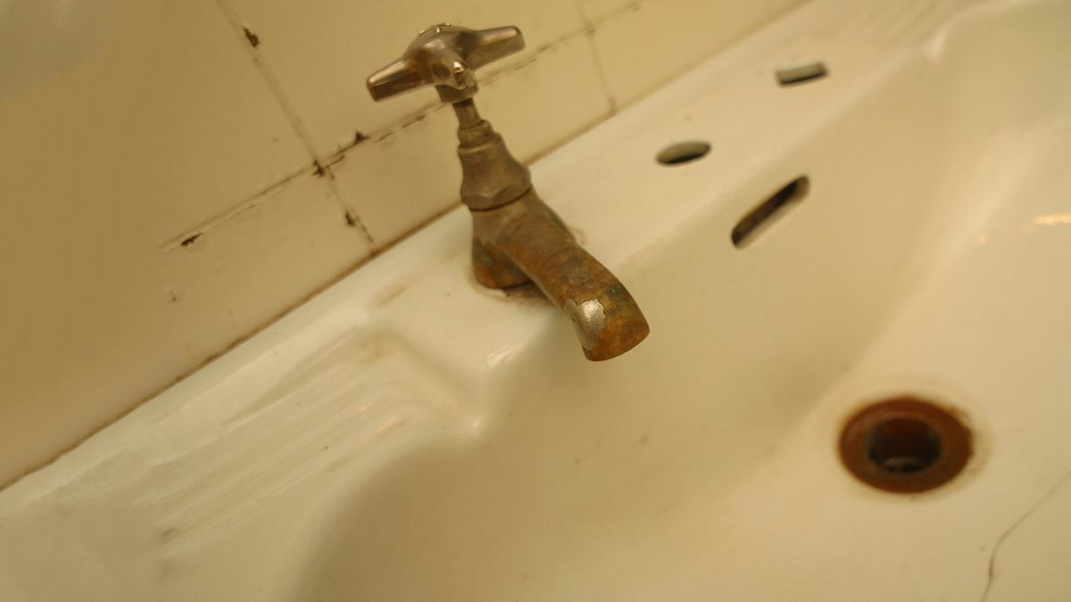how to remove rust from bathroom tap