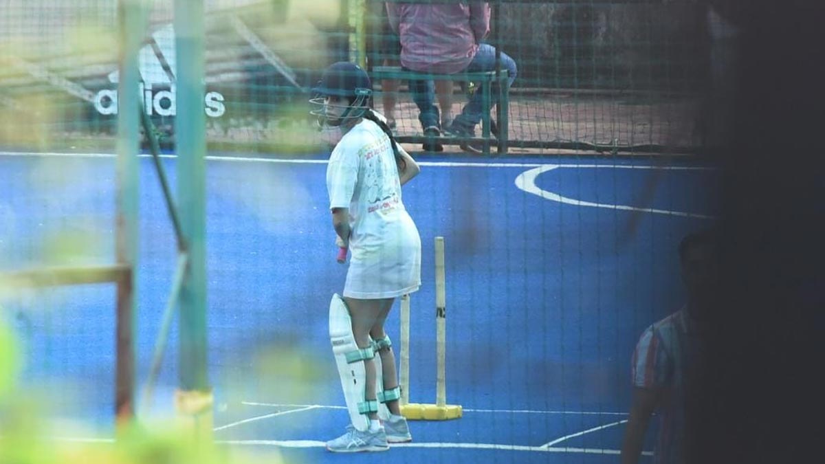 janhvi kapoor playing crickett