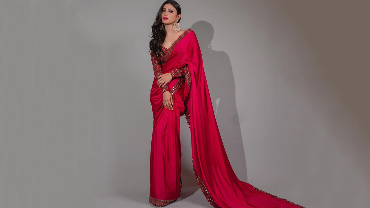 Karwa Chauth 2020: इस बार पहने बनारसी साड़ी, बॉलीवुड एक्ट्रेस से लें Ideas  - these banarasi sarees are perfect on karva chauth-mobile