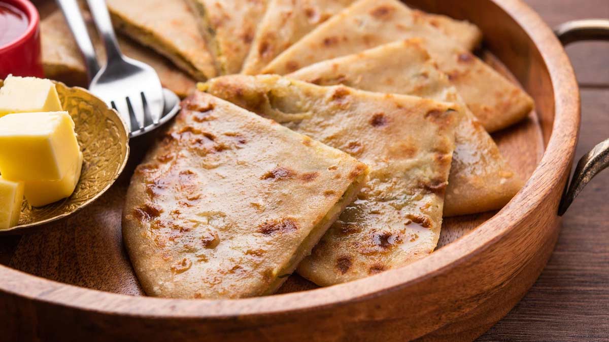 चांदनी चौक की इस गली में भटूरे, नान और पराठे मिलते हैं। इसका खास नाम भी है, बताएं? parathe wali gali ke parathe