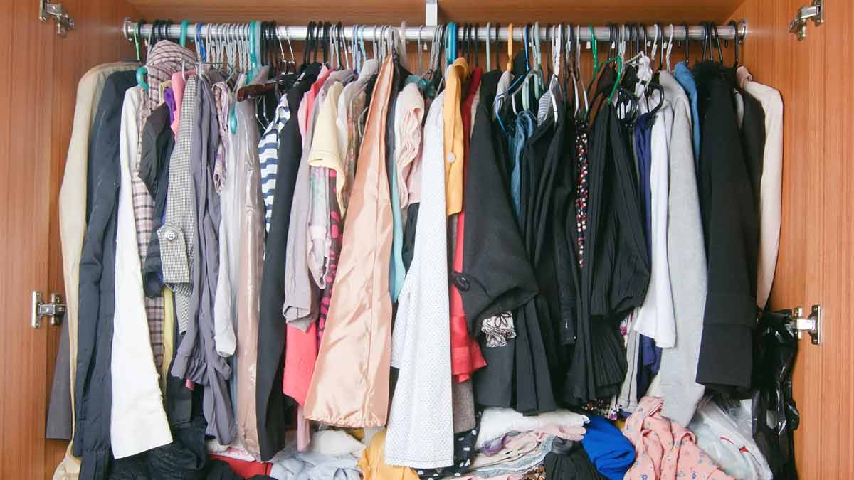 smelly clothes from almirah