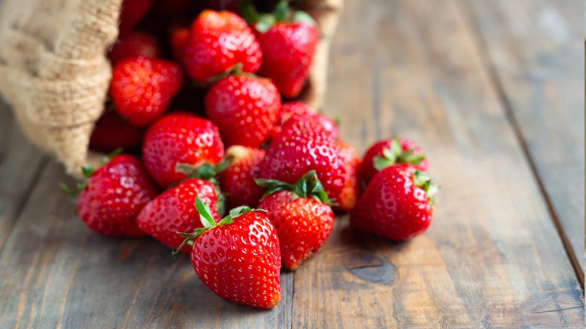 strawberry body polishing