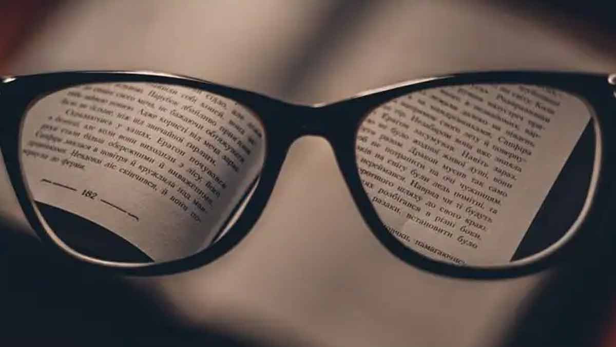 इनमें से किस विटामिन की कमी आंखों और इम्यून फंक्शन के लिए सबसे खराब होती है? vitamin a specs