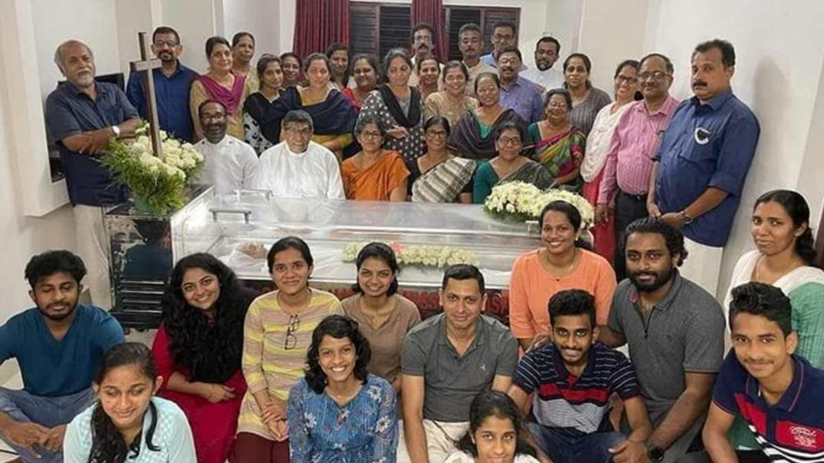 why kerala family smiling during funeral