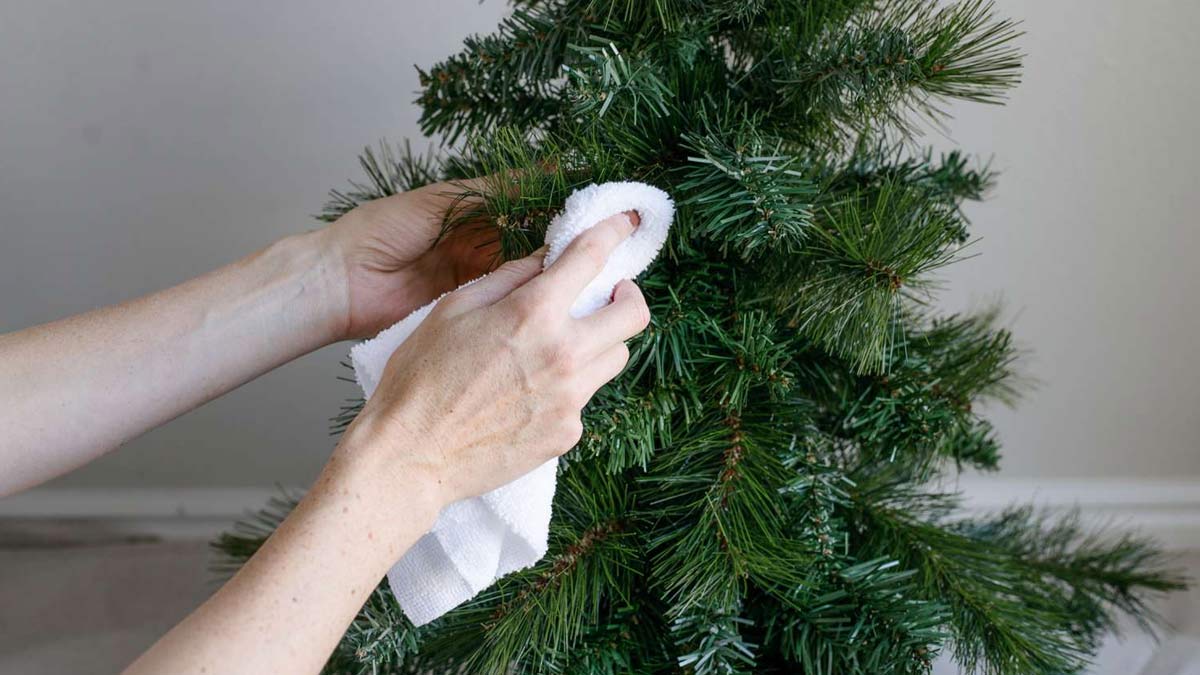 How To Clean Artificial Christmas Tree क्रिसमस ट्री को साफ करने का