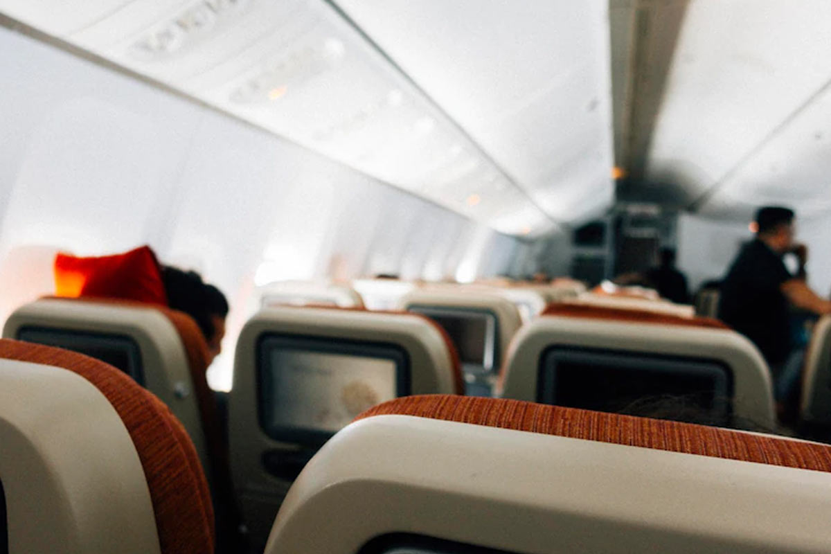 boarding plane first passengers