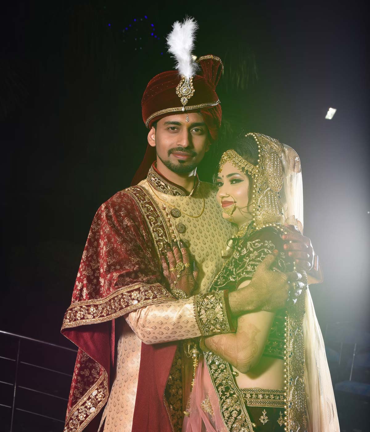 शादी की तस्वीर couple wedding photo in bedroom