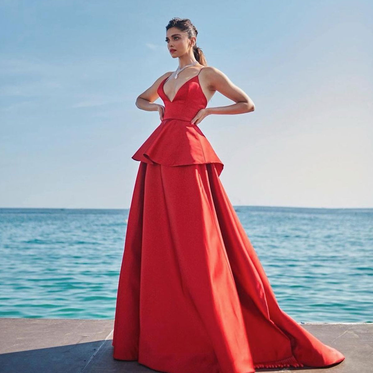 रेड पेपलम गाउन deepika padukone glamorous gown