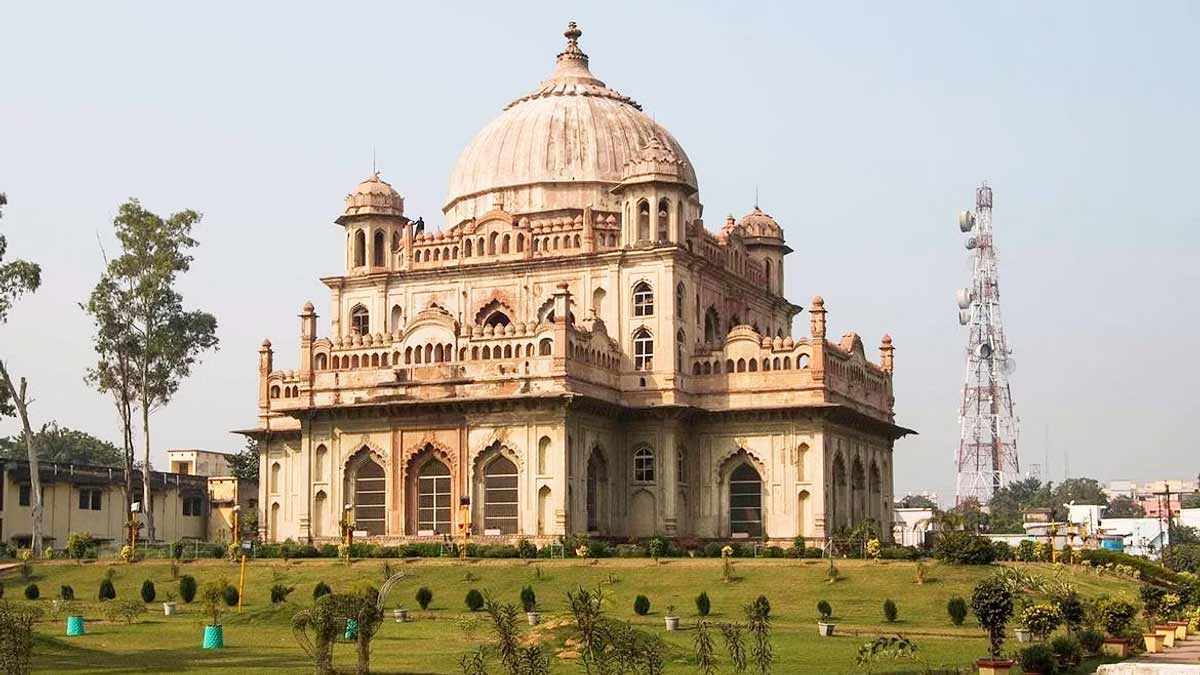 know about twin tombs in lucknow in hindi