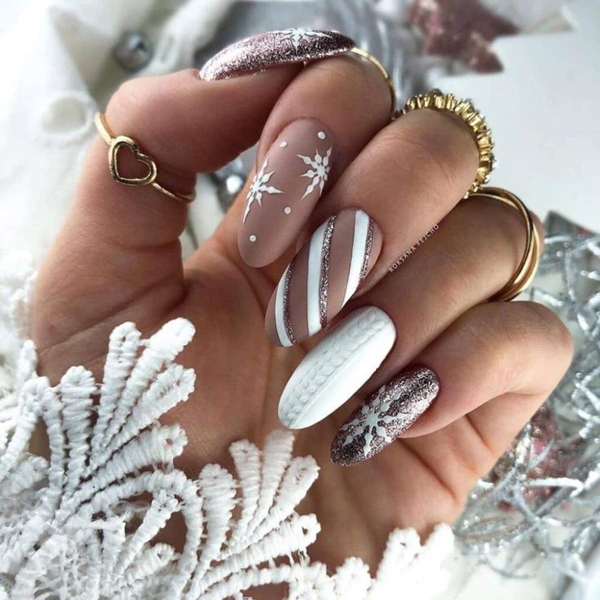 Дизайн ногтей зима. Маникюр на новый год. Ногти зима. Красивые ногти на новый год. Новогодний Маникбр на дл нные НГТИ.