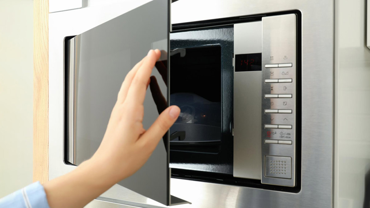 tips to clean microwave glass door in hindi