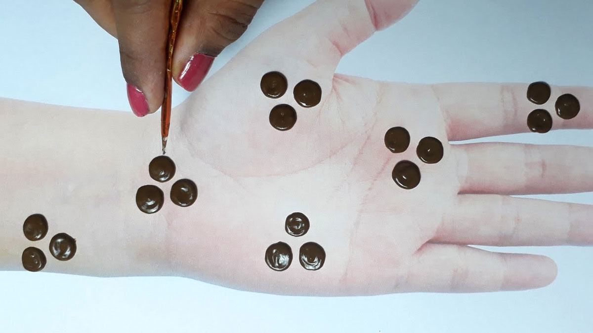 triple dot style gol tikki mehndi