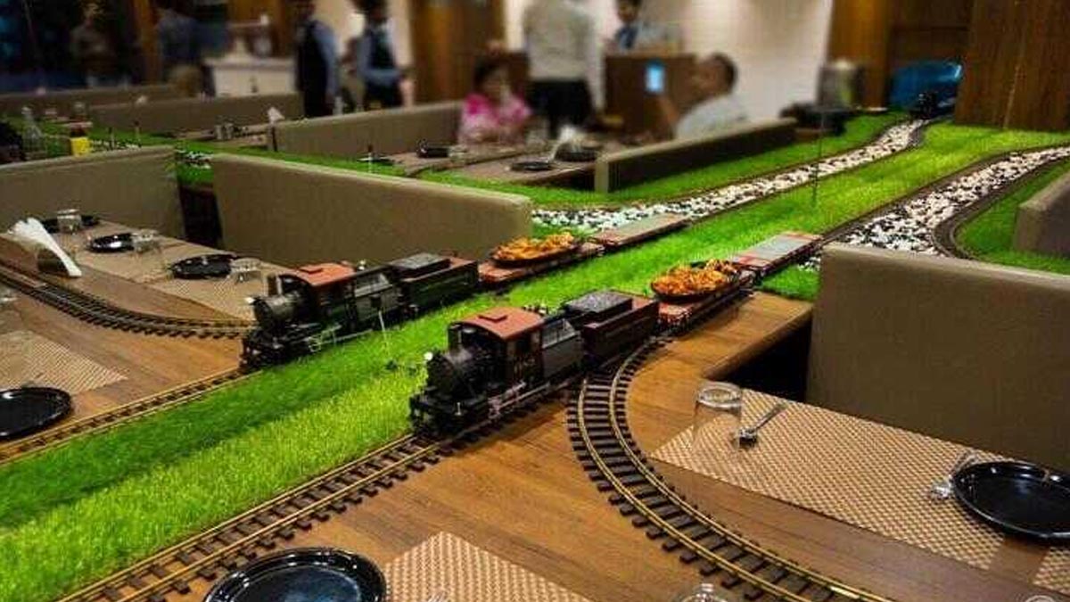 Trainian Restaurant In Suratकिस रेस्टोरेंट में टॉय ट्रेन में खाना देते