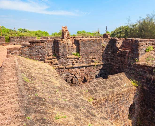 5 Magnificent Forts To Visit In Goa For A Unique Travel Experience ...