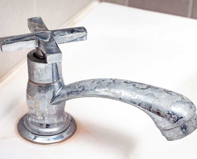 किचन के नल से जंग को हटाएं easy tips to remove rust from metals inside