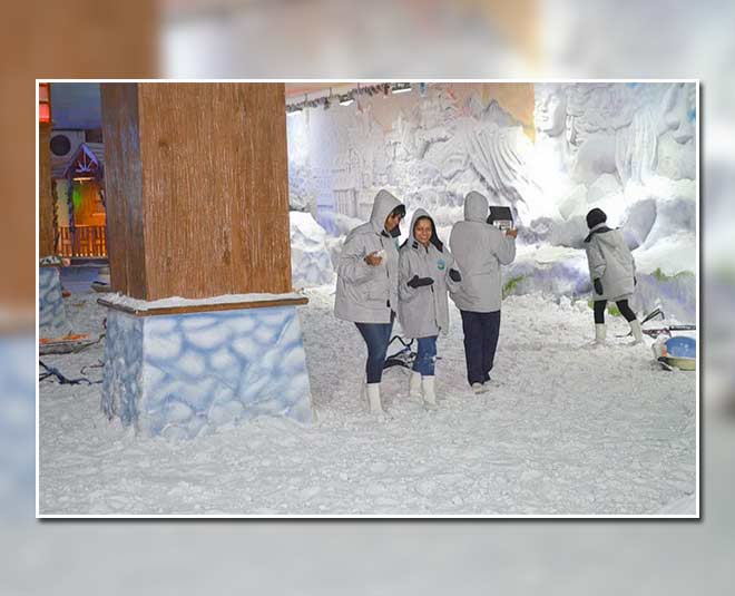 स्नो वर्ल्ड famous places to visit in mumbai with children inside