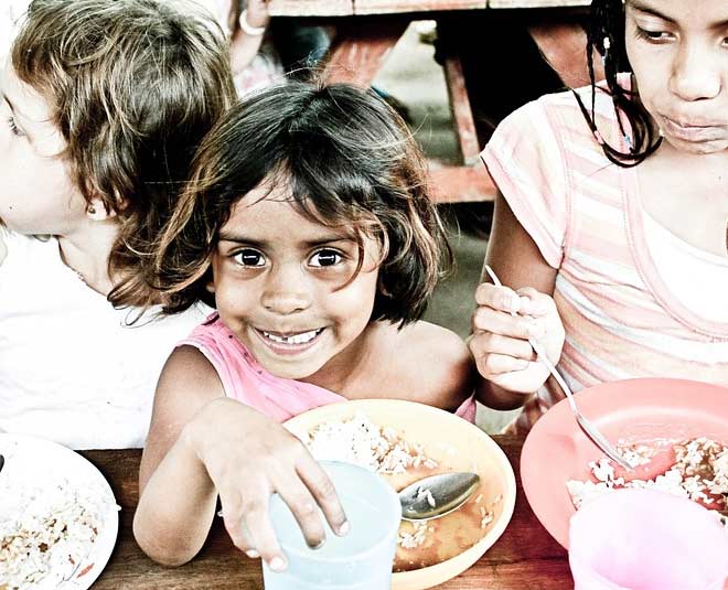 गरीबों को भोजन कराएं feeding poor people