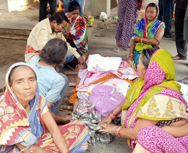 Daughters Perform Mother's Last Rites After Sons Decline