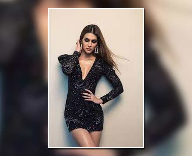 सिंपल-सोबर लुक के लिए ये ड्रेस कैरी करें Kriti Sanon In Black Sequin Dress