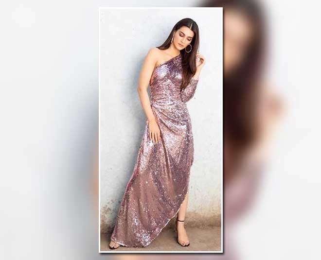 वन-शोल्डर मैक्सी Kriti Sanon In Peach Sequin Gown
