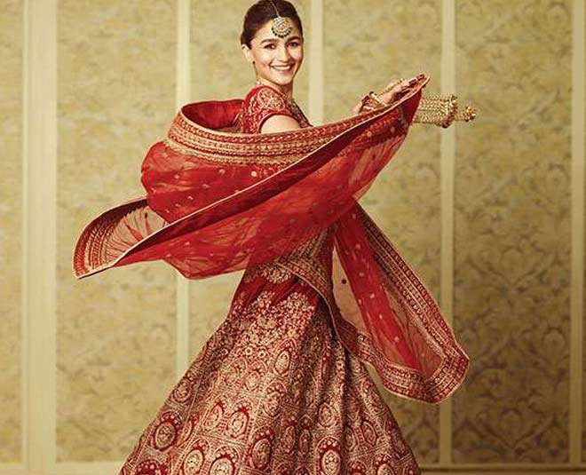 रेड लंहगा लुक alia bhatt