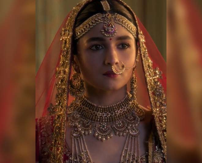 थ्री-पीस ब्राइडल लुक alia three peice bridal look